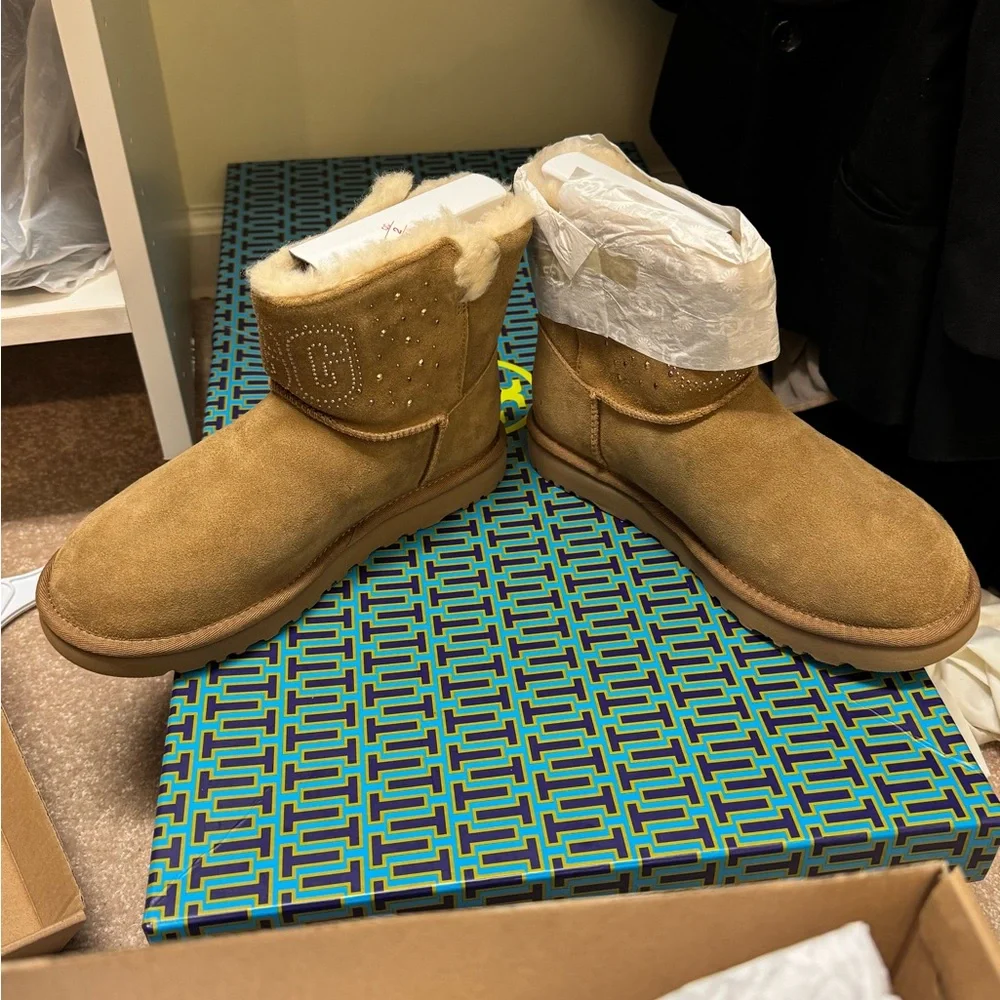 Tan ugg boot - Picture 4 of 9